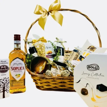 Kosz wykwintny w wiklinie ze złotą kokardą.