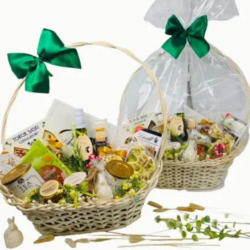 Elegancki kosz wiklinowy.