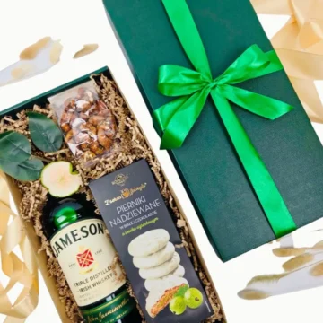 Zestaw prezentowy w zielonym opakowaniu z wstążką.