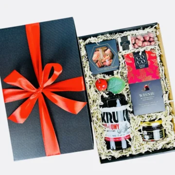 Box prezentowy z przepiękną wstążką i zachwycającymi produktami.