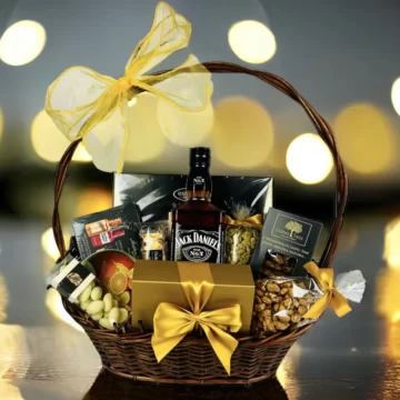 kosz prezentowy z Whisky Jack Daniels i słodkościami