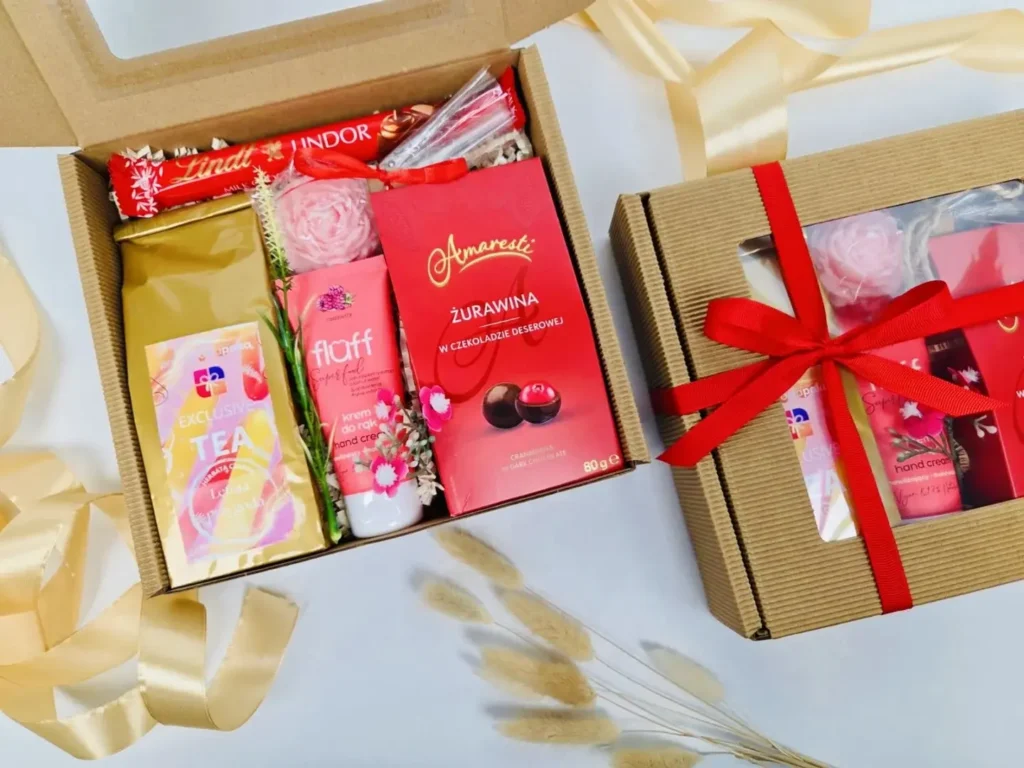 Box prezentowy z czerwoną wstążką.