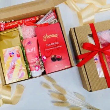 Box prezentowy z czerwoną wstążką.