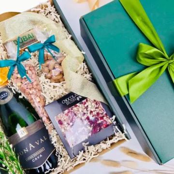 Box prezentowy z winem musującym i czekoladą.