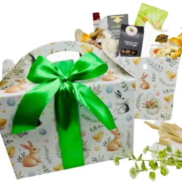 Box wielkanocny z wstążką i słodkościami.