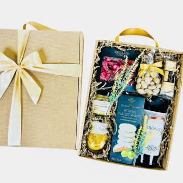 Box prezentowy z naturalnymi produktami w eko opakowaniu z wstążką.