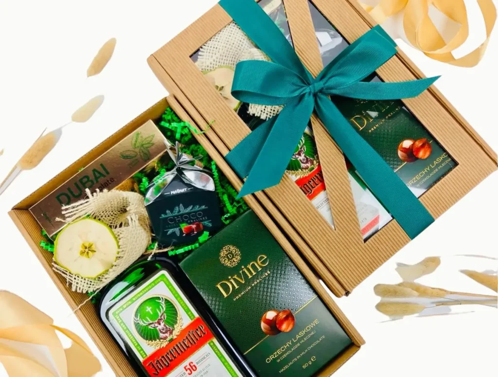 Box prezentowy z okienkiem i wstążką.
