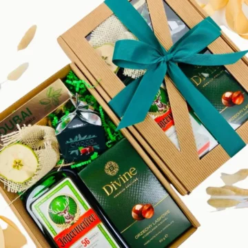 Box prezentowy z okienkiem i wstążką.