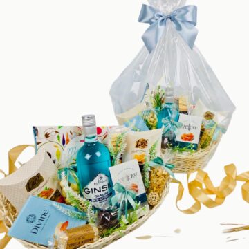 Kosz upominkowy pięknie ułożony gotowy do wręczenia.