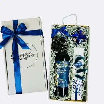 Box prezentowy z grawerem i wstążką.