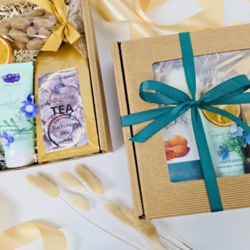 Box prezentowy z wstążką i herbatką.