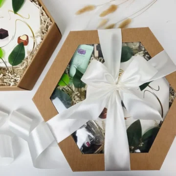Box prezentowy naturalny raj z piękną wstążką.